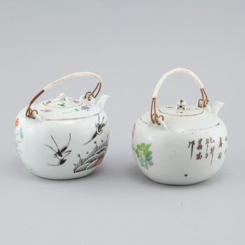 Two Chinese porcelain tea pots, around the year 1900.