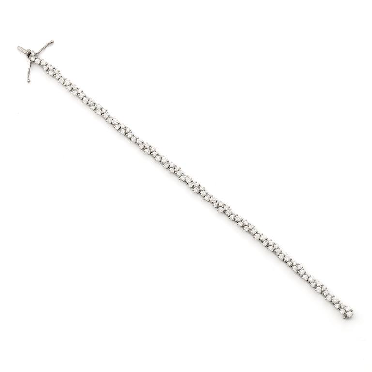 Bracelet 14K gold with round brilliant-cut diamonds.