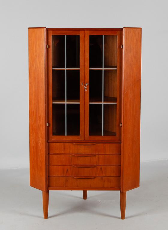 HÖRNVITRINSKÅP, Danmark, 1960-tal.