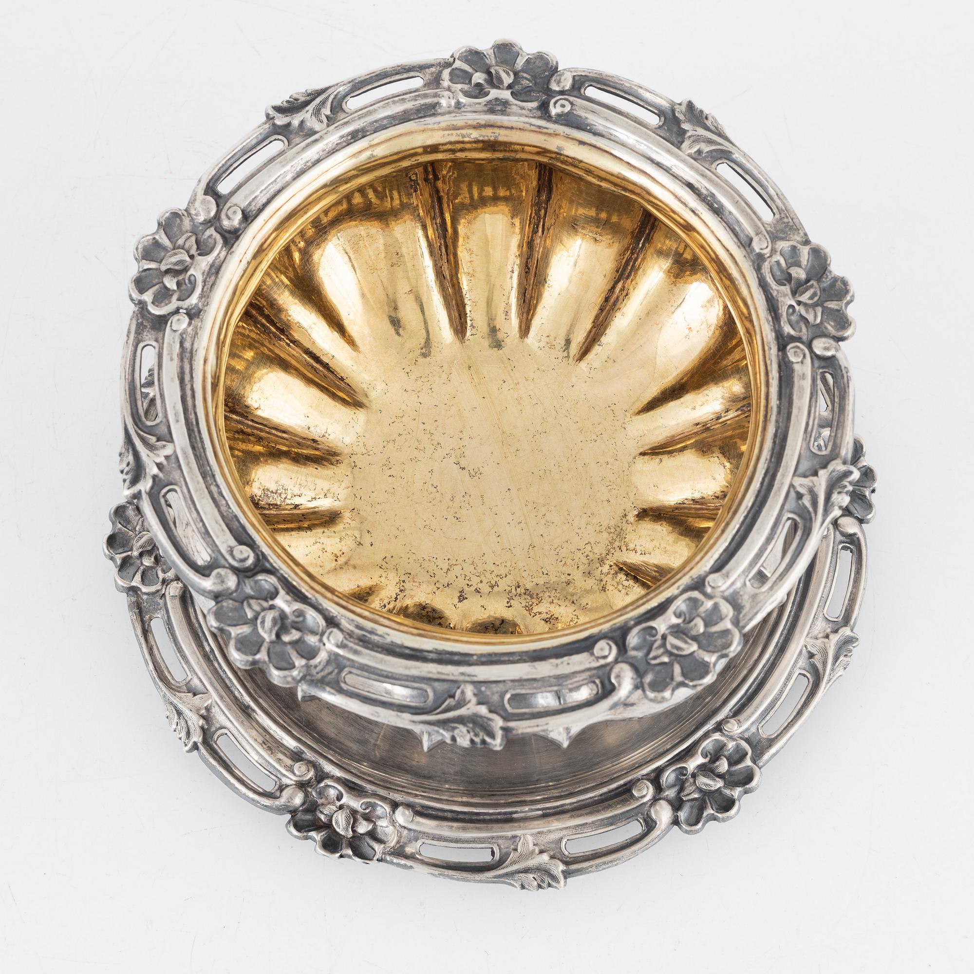 Gustaf Möllenborg, såsskål på fat, silver, nyrokoko, Stockholm 1847.