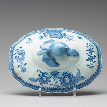 A blue and white tureen with cover,  Qing dynasty, Qianlong (1736-1795).