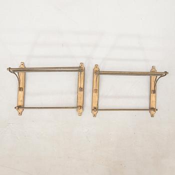 Hatthyllor ett par 1900-talets första hälft.