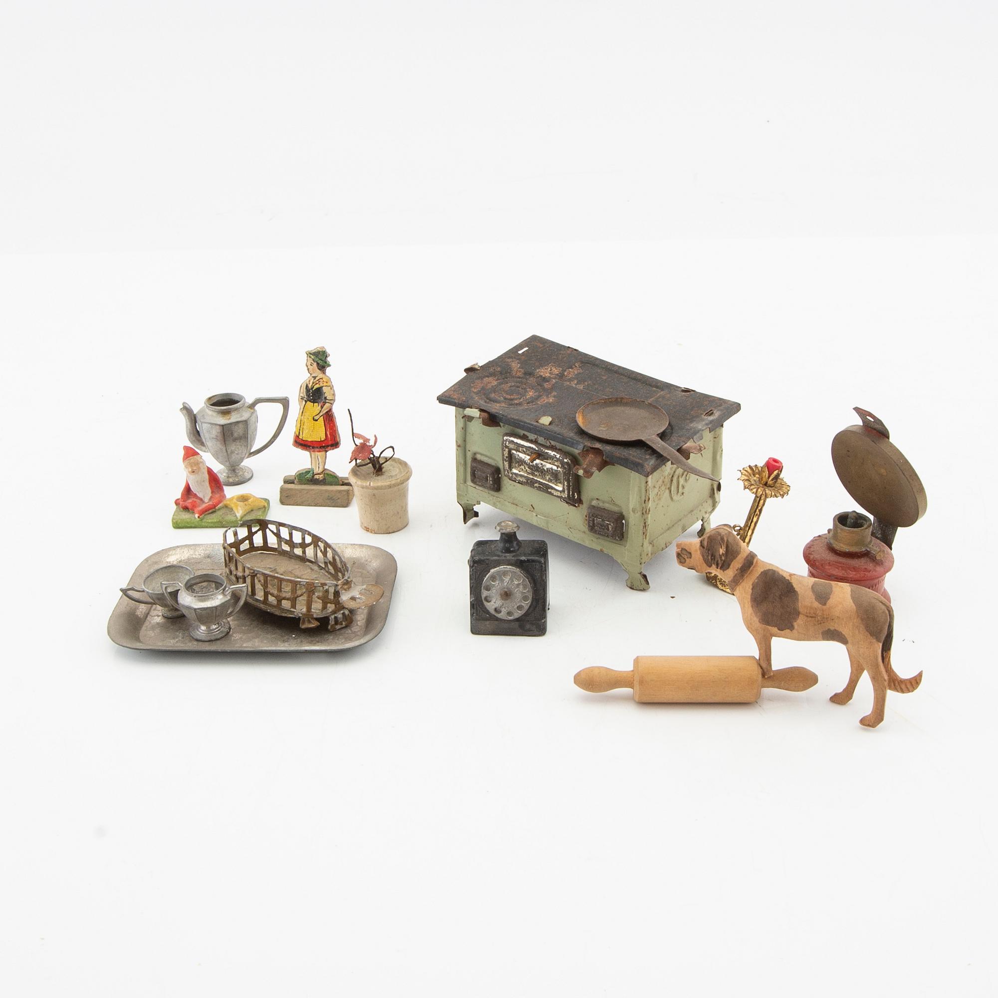Dollhouse Furniture and Dolls from the 20th Century.