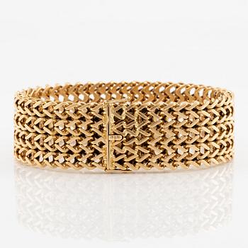 A bracelet in 18K gold.