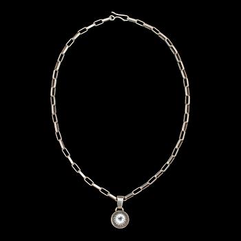 HALSLÄNK MED HÄNGE, sterlingsilver med fasettslipad bergkristall, Anders Högberg, Göteborg, 1984. Vikt 36 g.