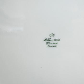 FISKBESTICK samt MATPORSLIN, i schatull, nysilver samt porslin, omkring 1900-talets mitt.