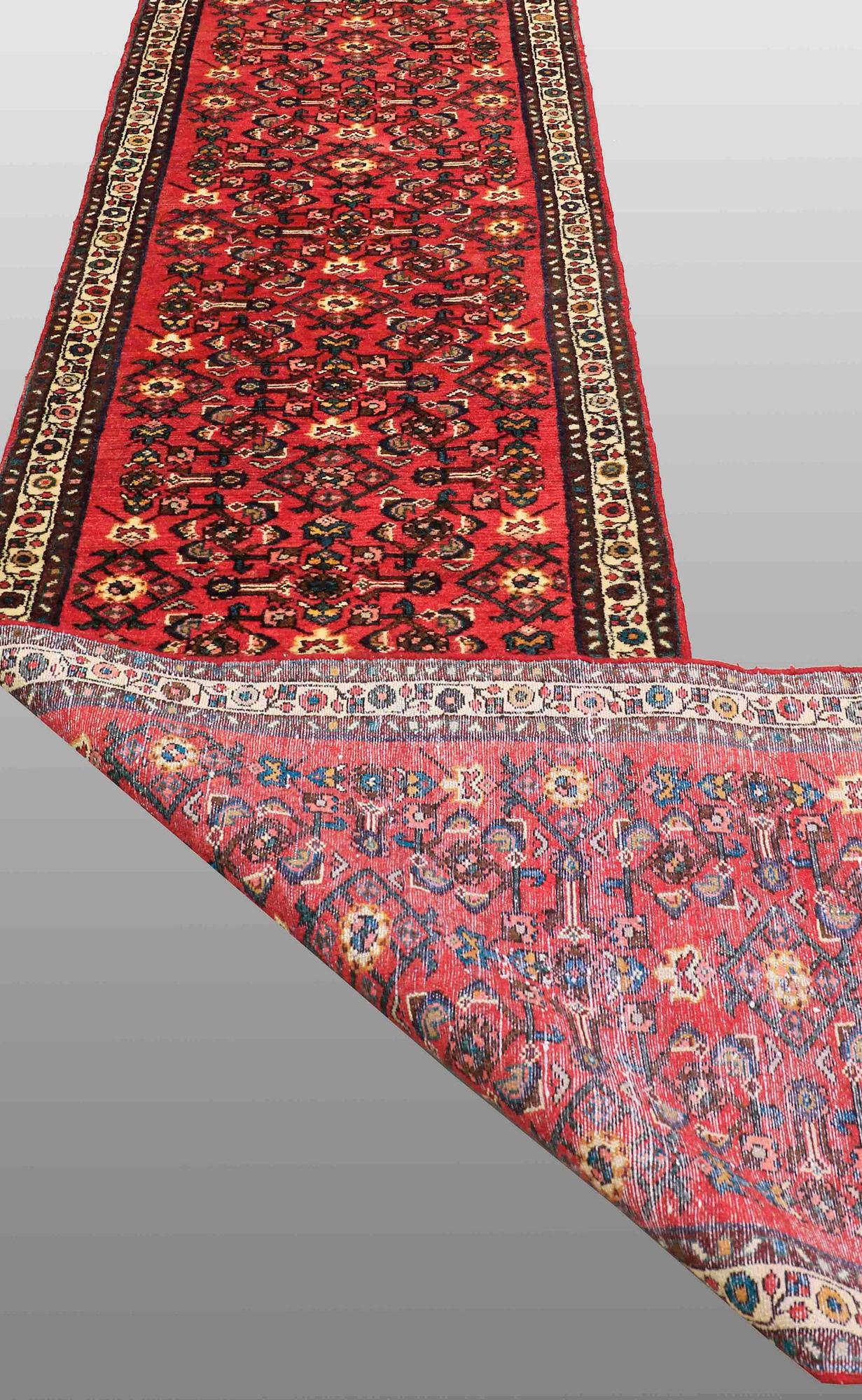 A RUNNER, Hamadan, ca 390 x 85 cm.