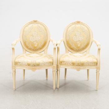 Karmstolar ett par Gustaviansk stil 1900-talets mitt.