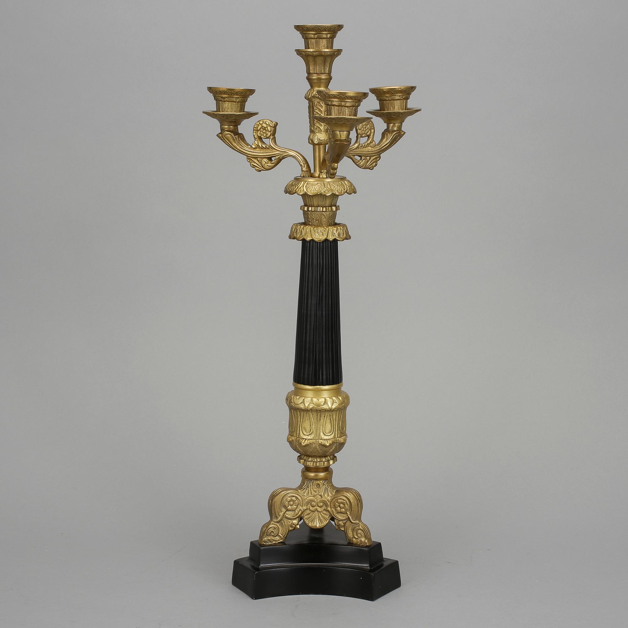 KANDELABER, 1900-tal/2000-tal. Empirestil. Bemålad metall och mässing.