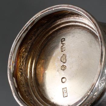 PARTI SILVER, 8 delar, mestadels England och Sverige, 1900-tal, vikt exklusive glas samt fylld del ca 300 g.