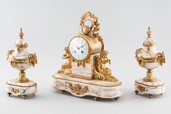 A table clock and two decoratives urn, around year 1900.