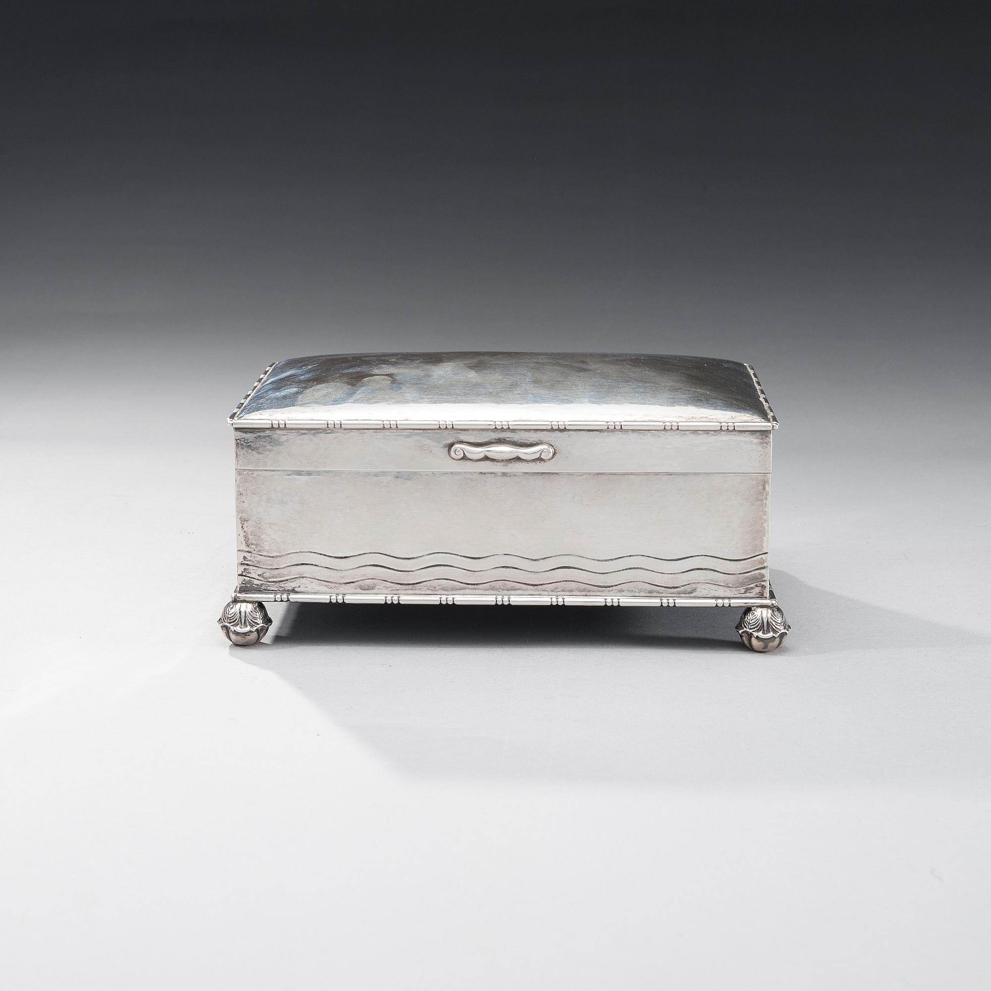 SKRIN, silver, C.G.Hallberg, Stockholm 1922. Vikt 1620 g.