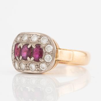 Ring, 18K gold with rubies and brilliant-cut diamonds.