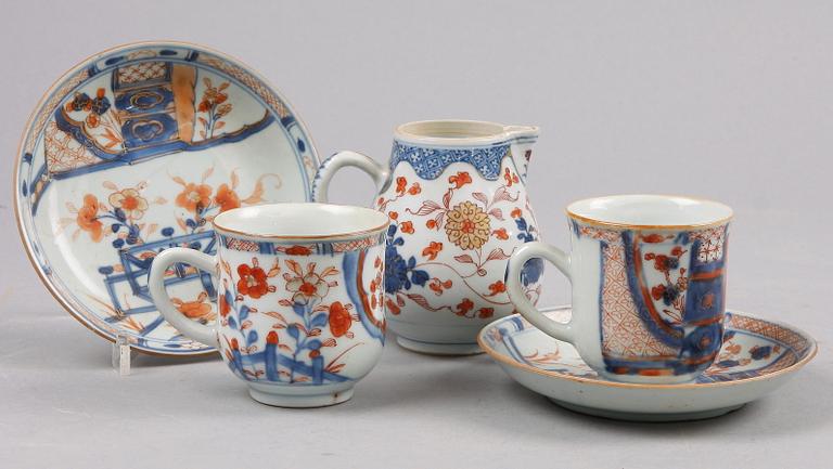 KAFFEKOPPAR, 2 st samt GRÄDDKANNA, porslin, Qianlong, Kina, 1700-tal.