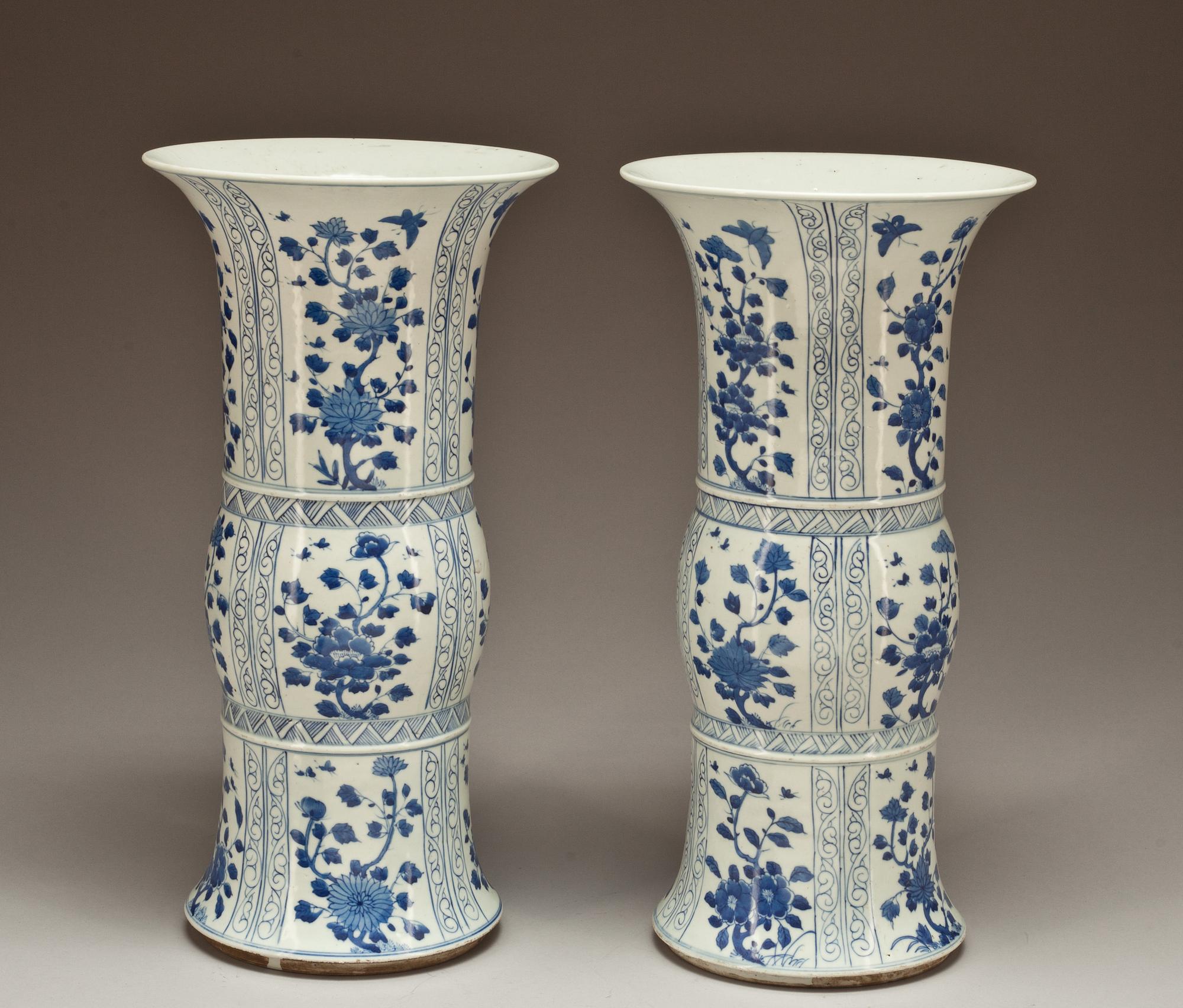 VASER, ett par, porslin. Kina 1800-tal.