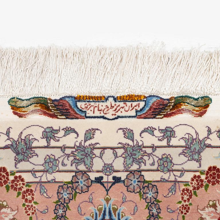 Matta, Old Täbris, Nordvästra Persien, part silk, signerad, ca 215 x 151 cm.