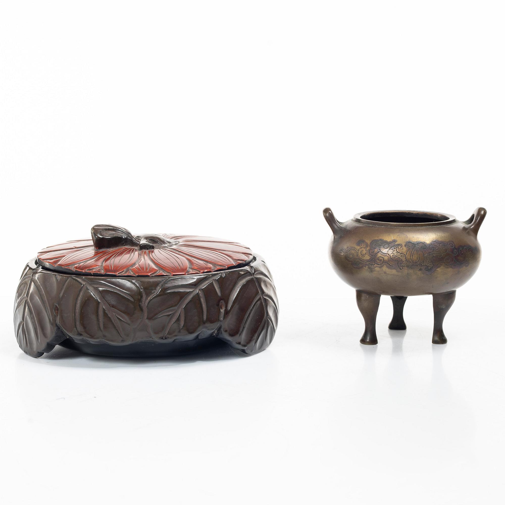 A Japanese lacquer box with cover and a bronze censer, Meiji period (1868-1912) respektive 1900-tal.
