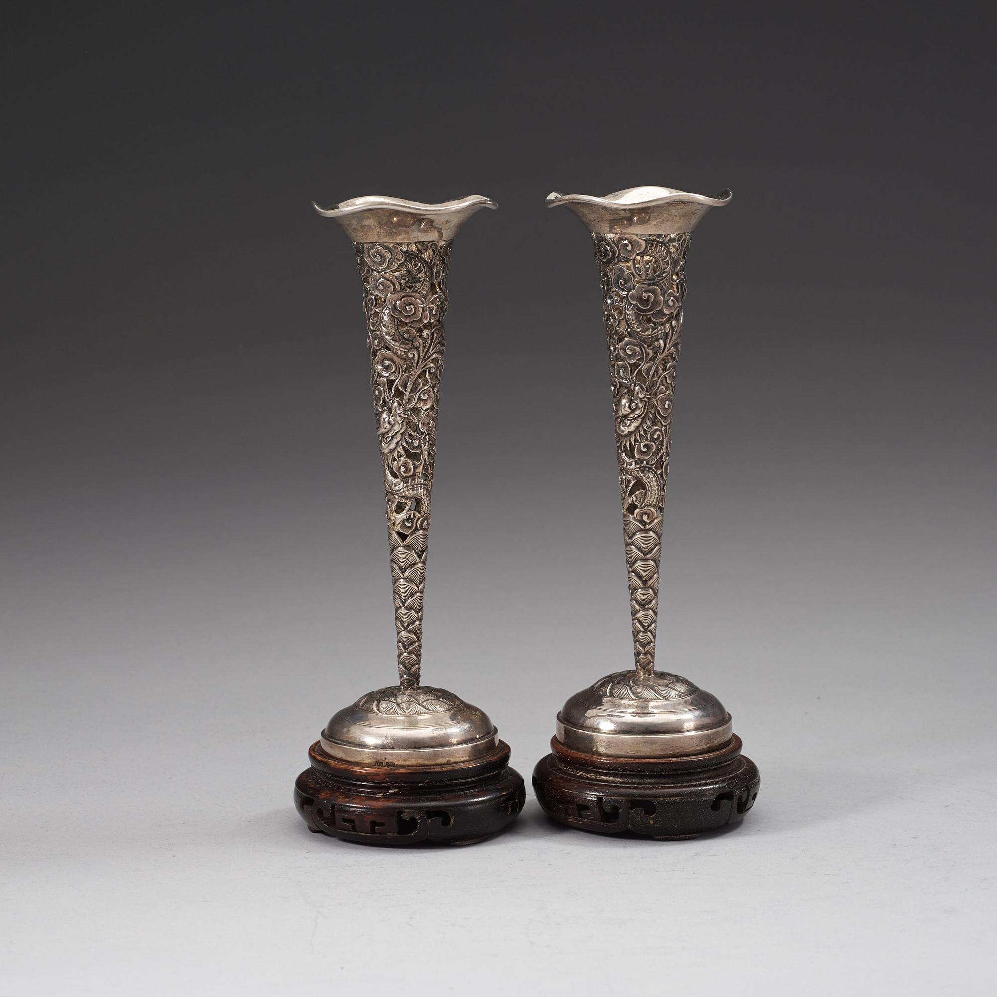A pair of silver vases, late Qing dynasty (1644-1912).