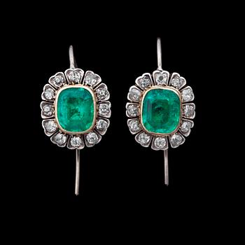 1111. ÖRHÄNGEN, smaragder ca 2 ct. med gammalslipade diamanter tot. ca 0.70 ct.