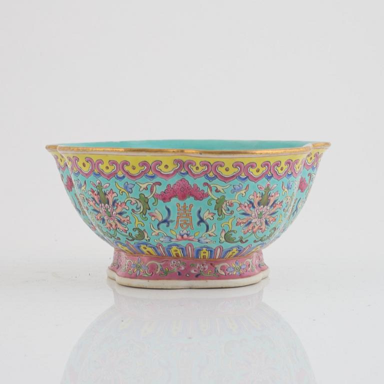 A porcelain bowl, China, around 1900.