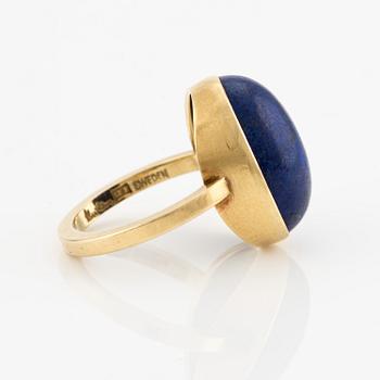 Wiwen Nilsson, an 18K gold ring with cabochon-cut lapis lazuli, Lund 1952.