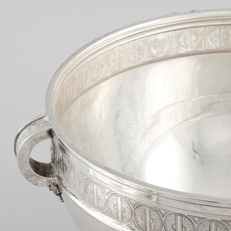 TERRIN, silver, Statens Hantverks och Konstindustriskola, Oslo, 1900-talets första hälft. Vikt ca 3047 g.