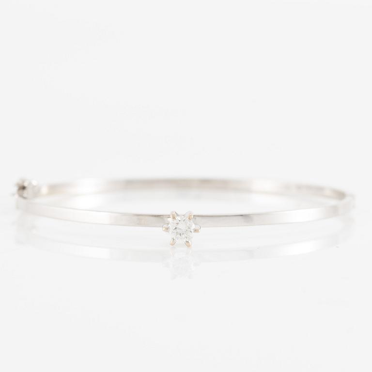 Bangle, 18K white gold with brilliant-cut diamond.
