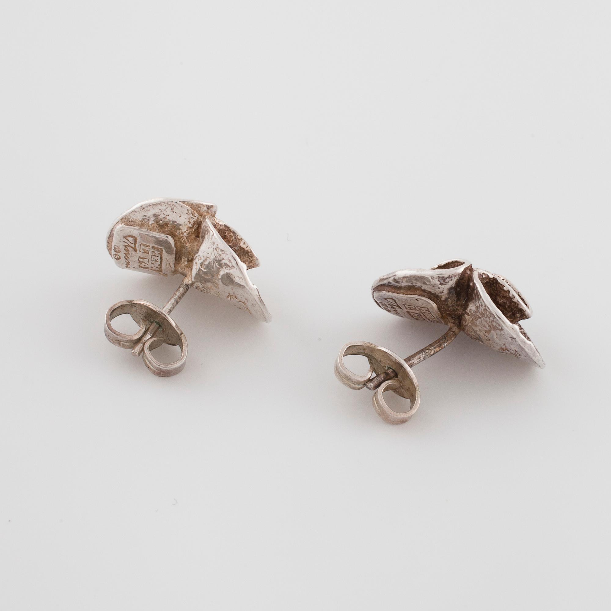 THERESIA HVORSLEV, för Mema, Lidköping, 1979, en brosch samt ett par örhängen.