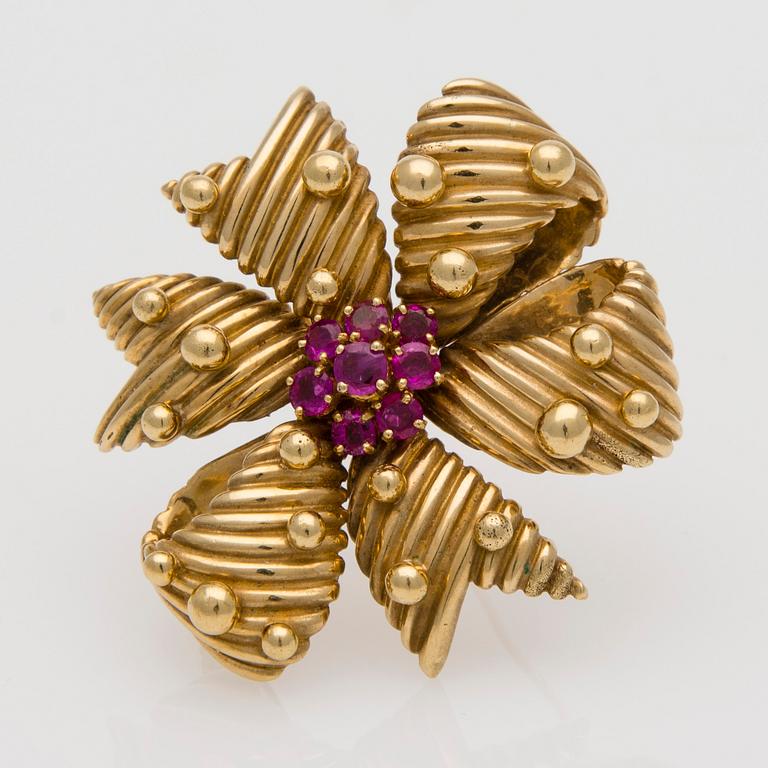 BROSCH, Tiffany & Co, 18K guld, rubiner.
