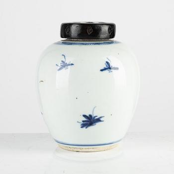 A Chinese blue and white porcelain jar woth wooden cover, Qing dynasty, 18th century.