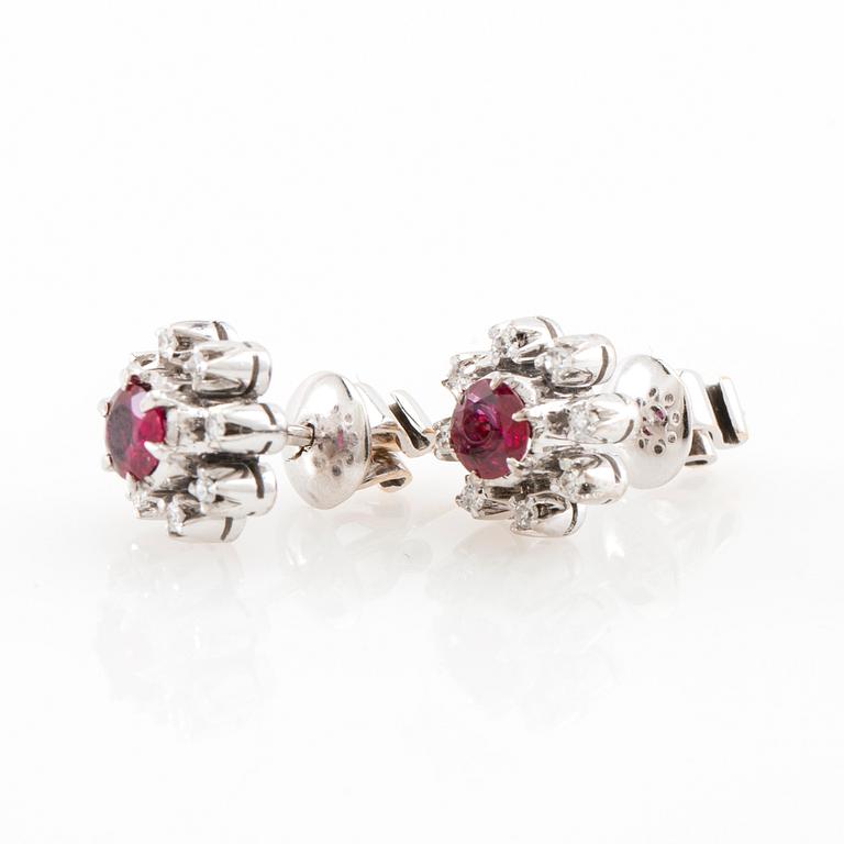 Ring/Cocktailring and earrings in 18K white gold set with single-cut diamonds and faceted rubies.