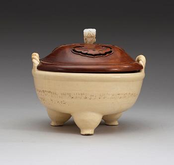 A large white glazed ceramic tripod censer, Qing dynasty, 19th Century.