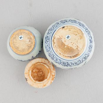 Krukor, två stycken, porslin, Mingdynastin (1368-1644).