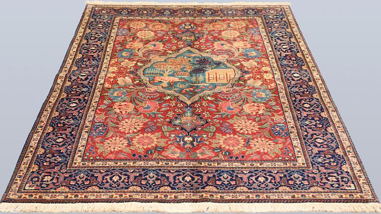 A semi-antique Tabriz carpet, c. 196 x 141 cm.
