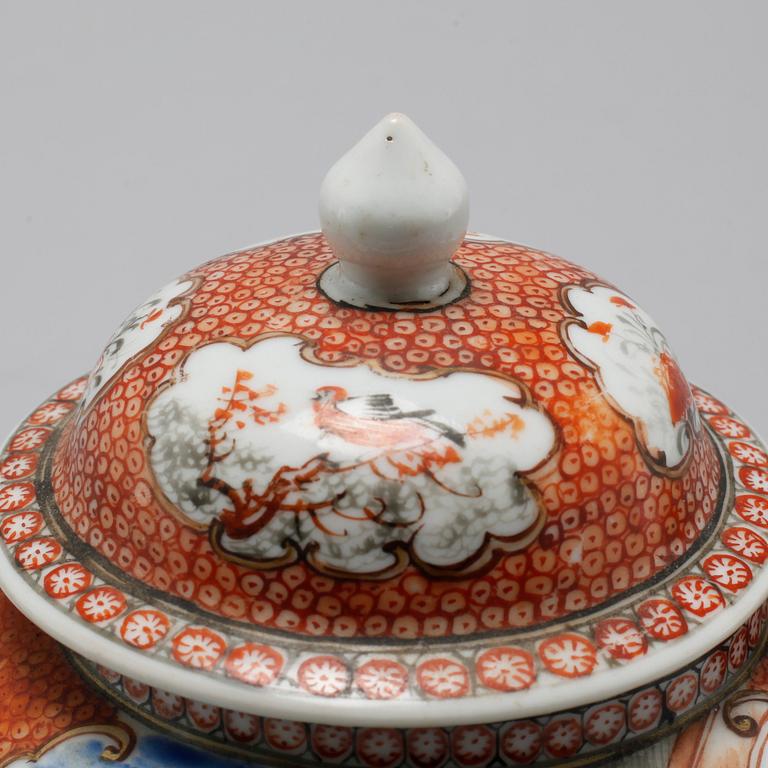 A CHINESE PORCELAIN TEA POT WITH LID 18TH CENTURY.