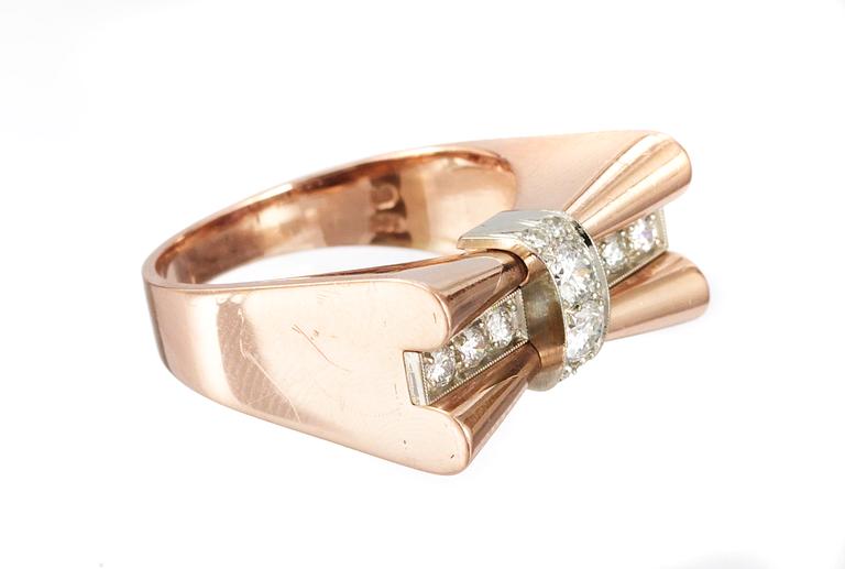 RING, i rosettform med briljantslipade diamanter, tot. ca 0.80 ct.
