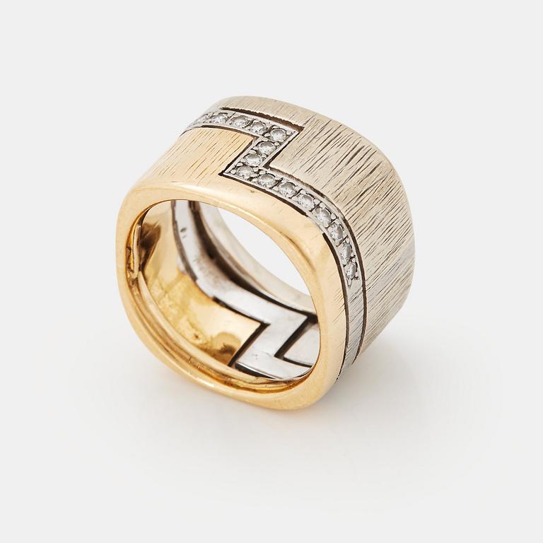 An 18K gold ring set with round brilliant-cut diamonds.