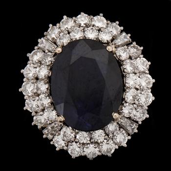 RING, 18k vitguld med safir ca8,02ct och briljantslipade diamanter tot ca3,00ct. Vikt ca 12g.