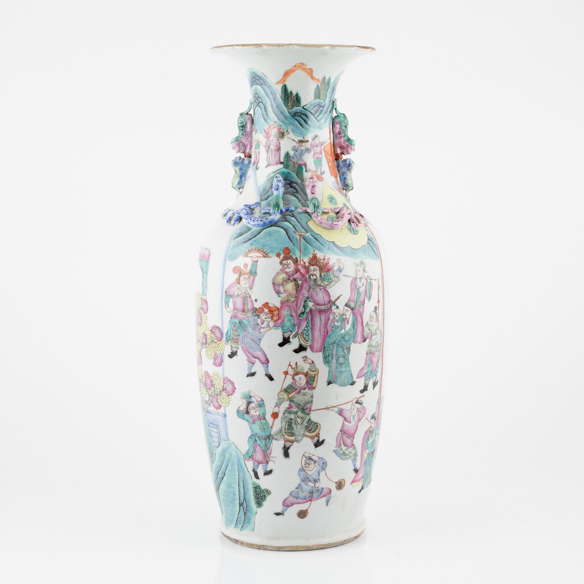 Golvvas, porslin. Kina, Sen Qingdynasti.