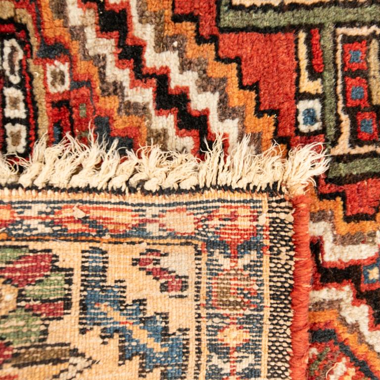 Carpet, Semi-antique, Chahar Mahal/Bakhtiari, approx. 200 x 137 cm.