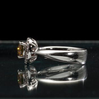 RING, 18K vitguld, briljantslipad diamant 1,11 ct. 16 st. diamanter tot. 0,22 ct. Vikt 8,8 g. Intyg.