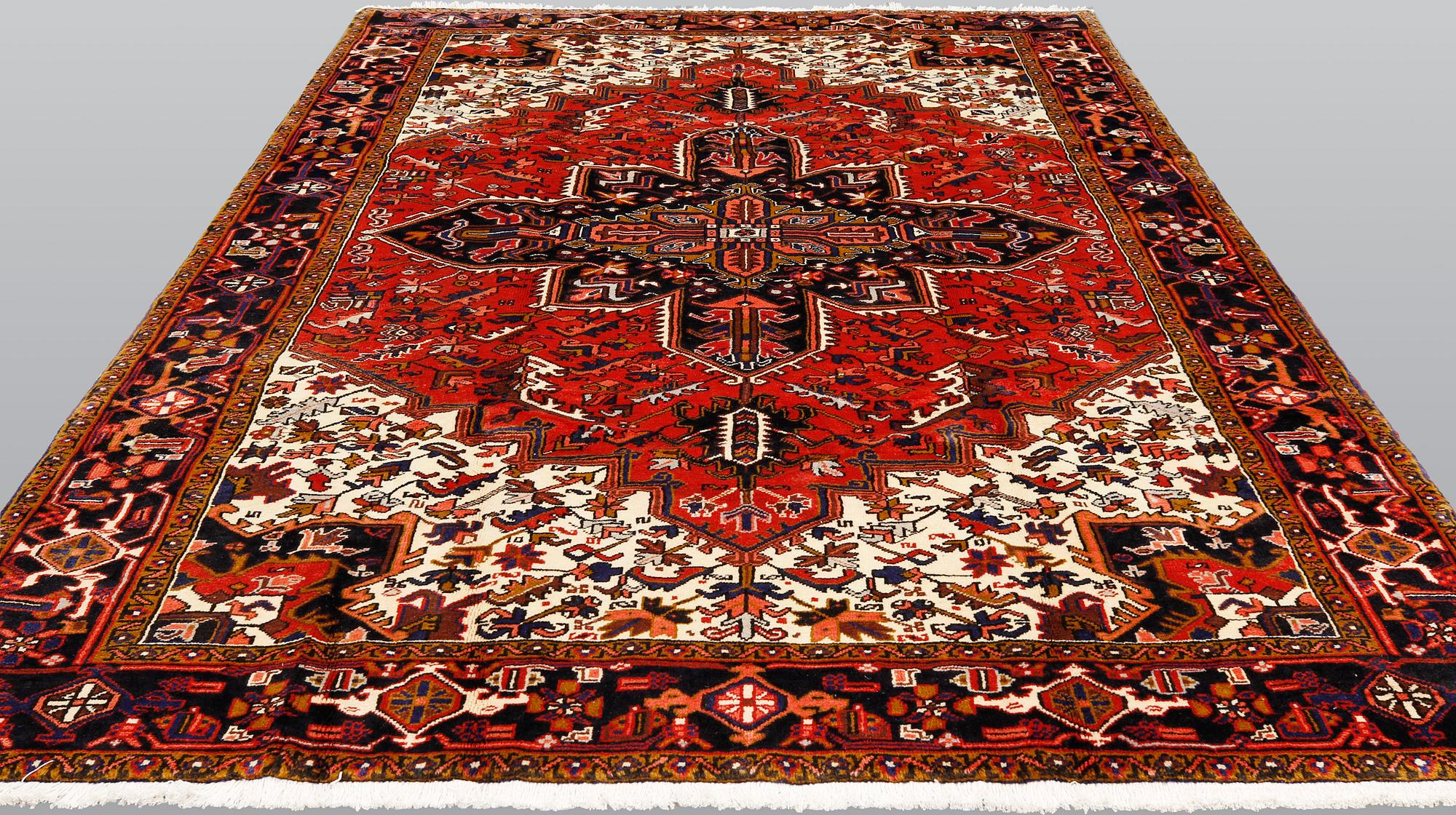 A Heriz / Gorovan carpet, ca 327 x 218 cm.