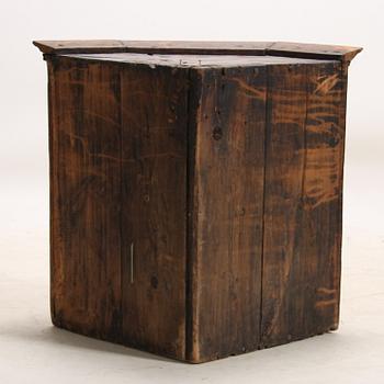 HÖRNSKÅP, allmoge, 1800-tal.