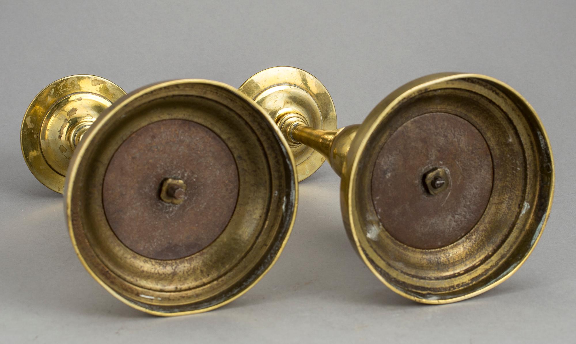 LJUSSTAKAR, ett par, mässing. 1800-tal.