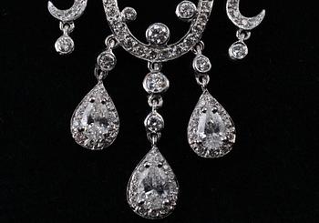 A NECKLACE, brilliant- and drop cut diamonds c. 2.65 ct. 18K white gold. Weight 11,9 g.