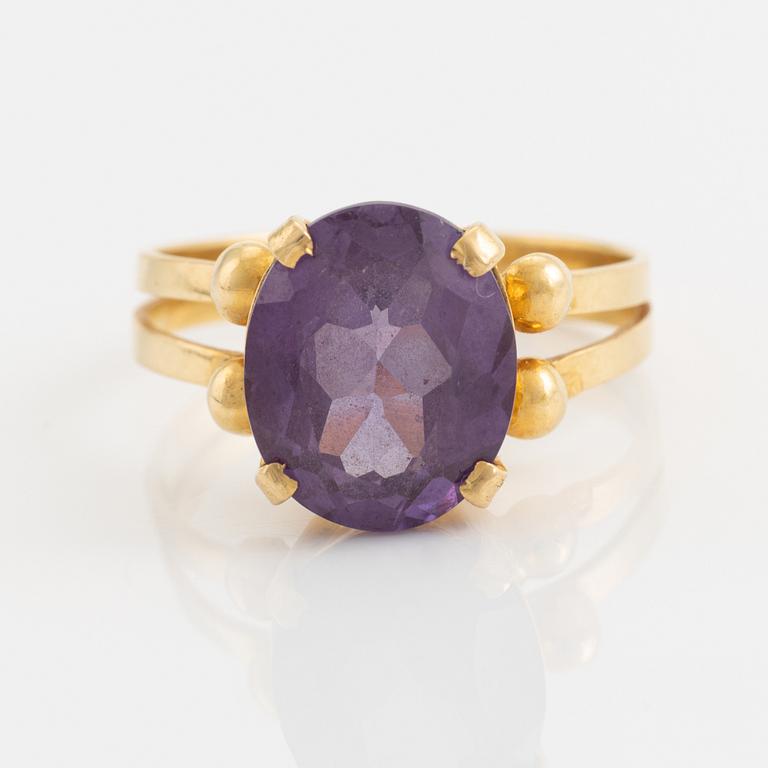 18K gold and colour change syntehtic sapphire ring.
