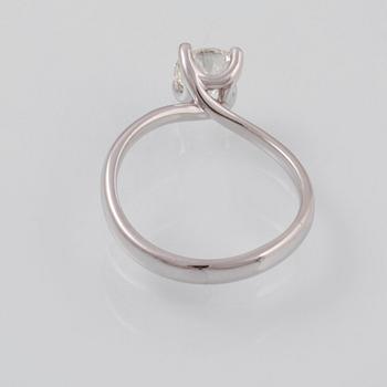 RING, 18K vitguld med briljantslipad diamant 1.01 ct. Vikt  3,5 gram.