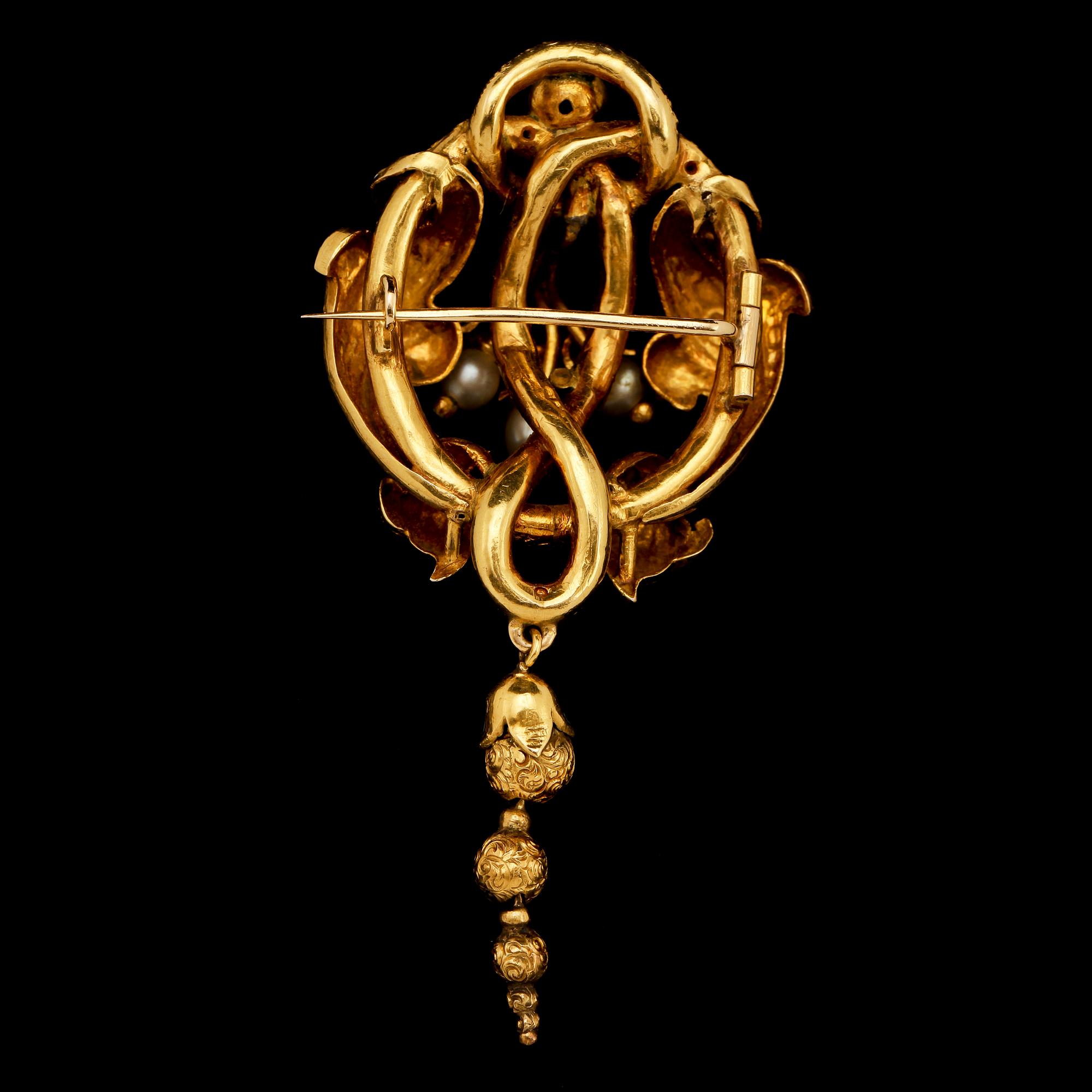 BROSCH, 18k guld, emalj samt 3 odlade pärlor, 1800-tal, Vikt 18 g.