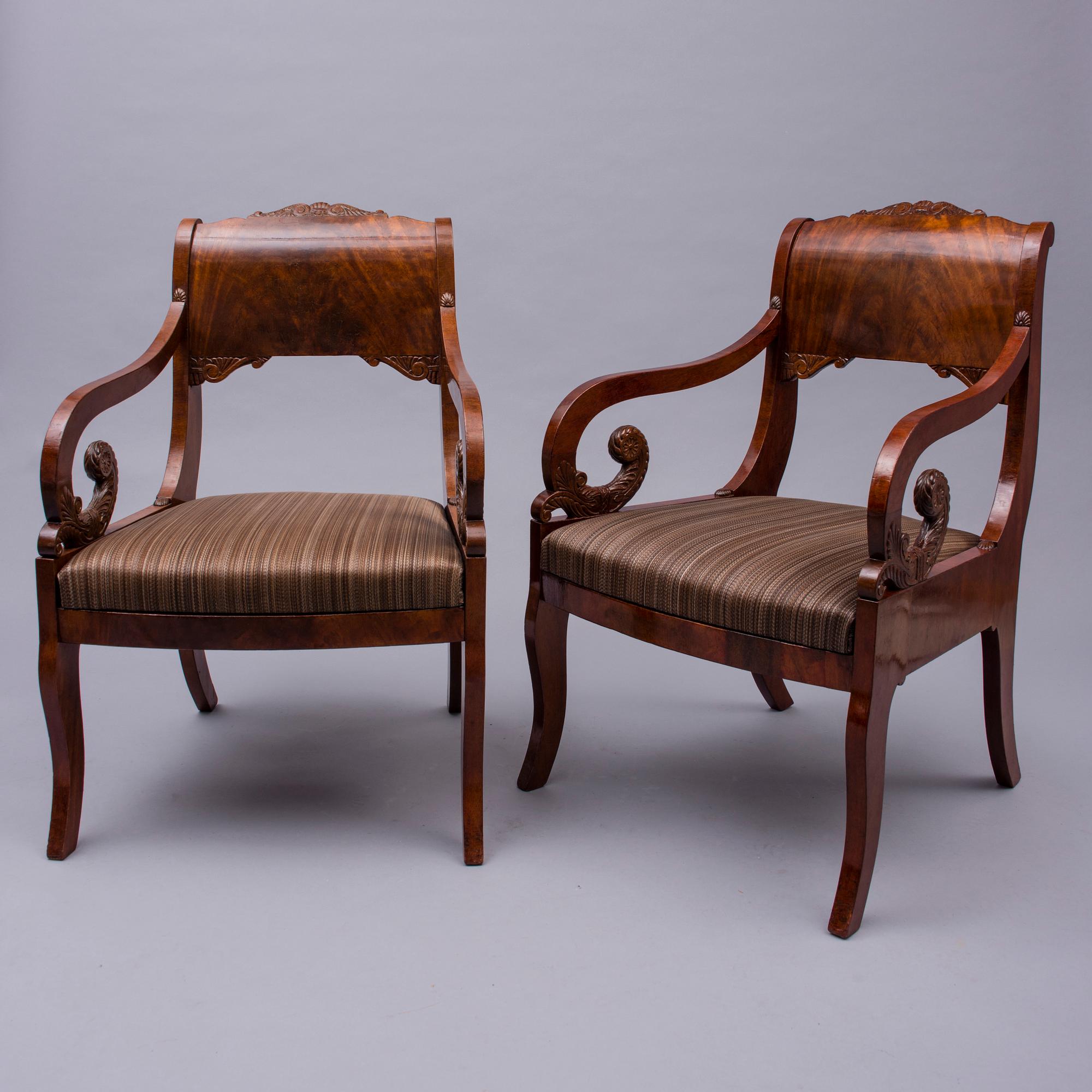 KARMSTOLAR, ett par, biedermeier, Ryssland 1820-1840.