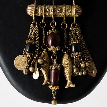 HALSSMYCKE, metall och bakelitpärlor. Egypten 1950-tal.